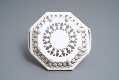 Een octagonale opengewerkte wit Delftse mand, Nederland of Frankfurt, 17e eeuw